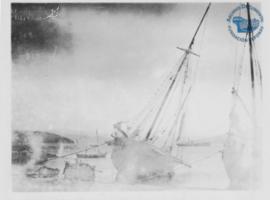 Personas tirando de un barco en tierra