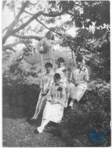 Pose de cinco mujeres en un muro