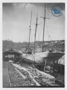 Proceso de construcción de un barco en el Astillero de San Felipe sobre el mar