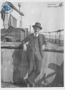 Hombre posando en un barco