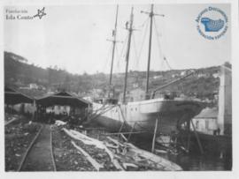Proceso de construcción de un barco en el Astillero de San Felipe sobre el mar