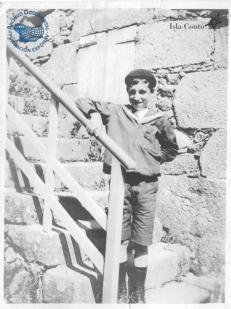 Niño posando en unas escaleras