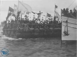 Dos barcos con pasajeros, uno de ellos cargando a jesucristo crucificado