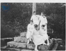 Cinco mujeres posando en la naturaleza alrededor del Astillero de San Felipe